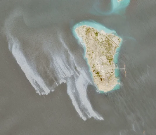 Imágenes satelitales muestran un derrame de petróleo cerca de la isla de Jarg en Irán