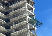Estructuras de protección en obras mazatlecas generan inquietud entre peatones