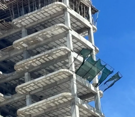 Estructuras de protección en obras mazatlecas generan inquietud entre peatones