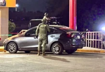 Vehículo acribillado llega a comercio en Mazatlán; ocupante resulta herido