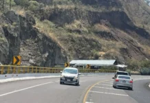 Reabre circulación en autopista Mazatlán-Durango tras accidente con material peligroso