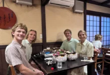 Familia de Alabama suplica por el regreso de su hijo desaparecido durante un viaje familiar en Japón