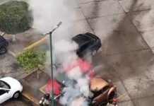 Fuego consume un vehículo y daña otro en estacionamiento del IMSS de Mazatlán