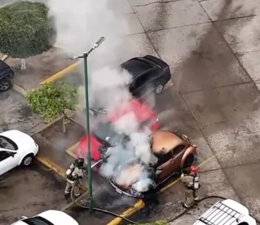 Fuego consume un vehículo y daña otro en estacionamiento del IMSS de Mazatlán