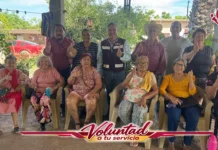 Ing. Jesús Manuel Galaviz Leyva recorre casa por casa para escuchar a las familias y conocer sus necesidades Ing. Jesús Manuel Galaviz Leyva conversa con familias durante un recorrido casa por casa