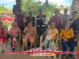 Ing. Jesús Manuel Galaviz Leyva conversa con familias durante un recorrido casa por casa
