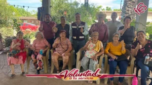 Ing. Jesús Manuel Galaviz Leyva conversa con familias durante un recorrido casa por casa